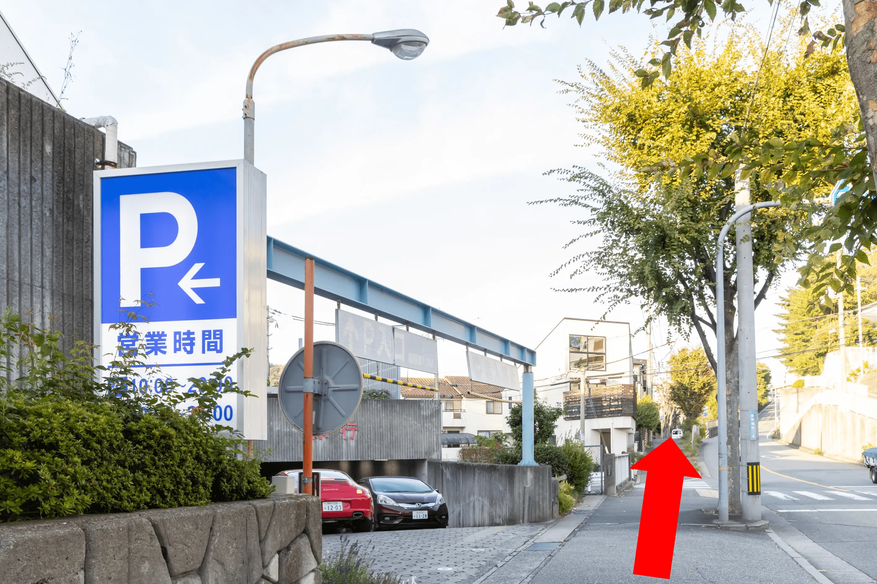 ➀米澤歯科醫院を右手、コープ甲陽園店を左手に上ヶ原(関西学院)方面に向かいます。