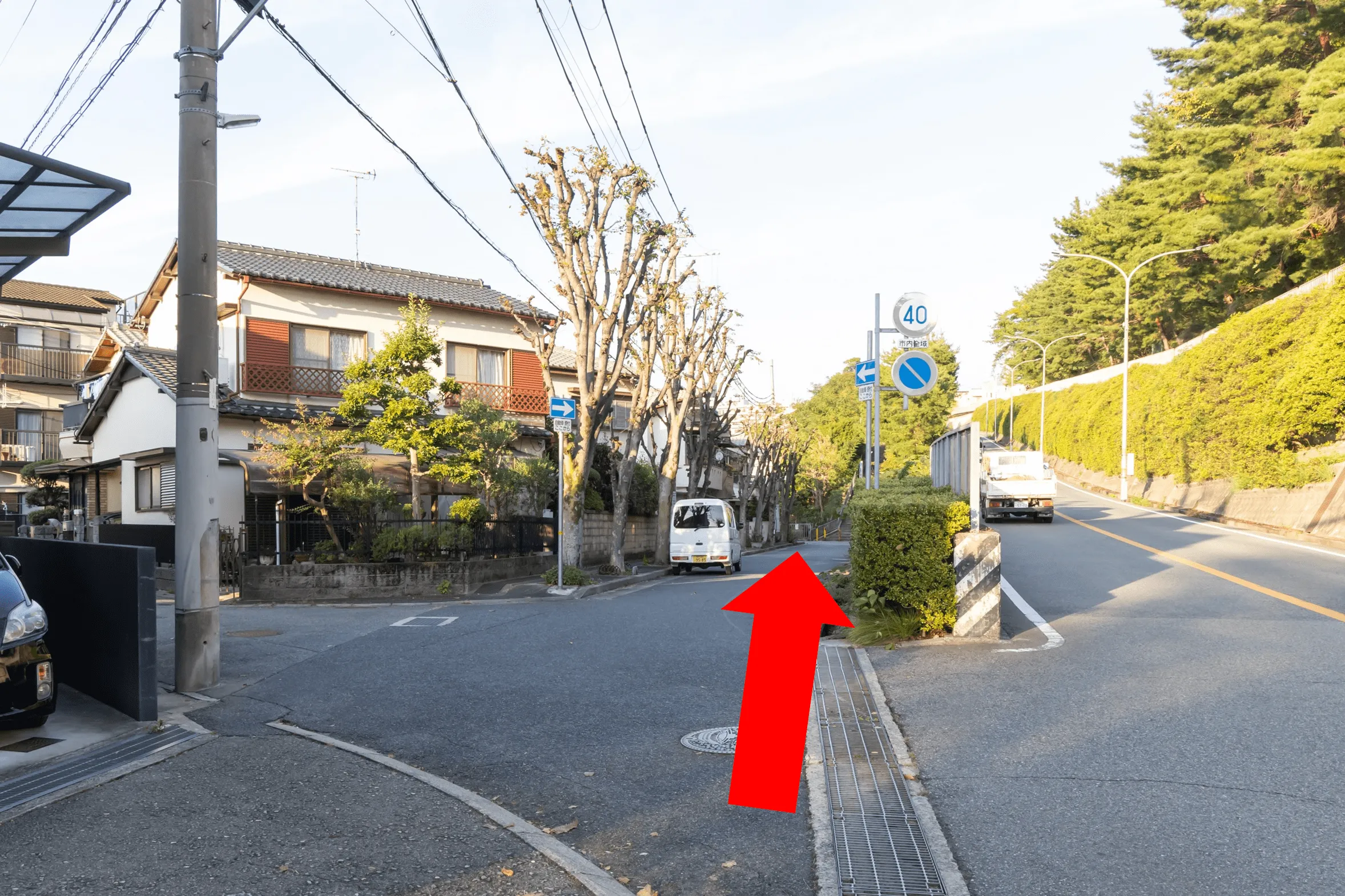 登坂は登らずに左手の側道に入ります(速度の標識が目印です)