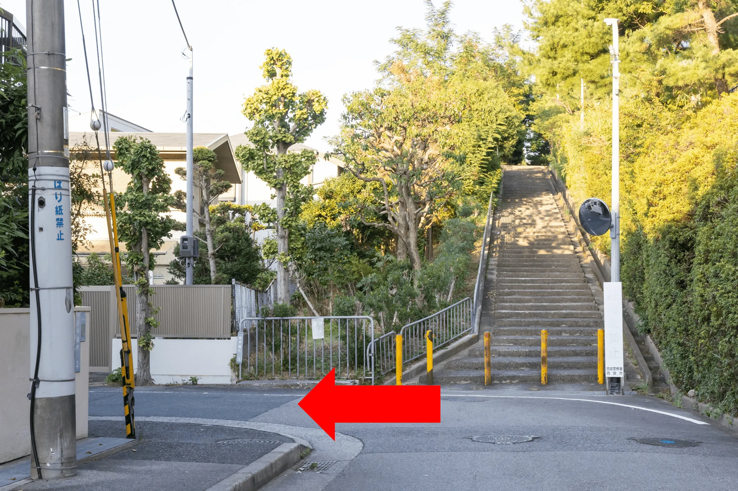 ➂一方通行の道で、道なりに進むと左にカーブしていきます