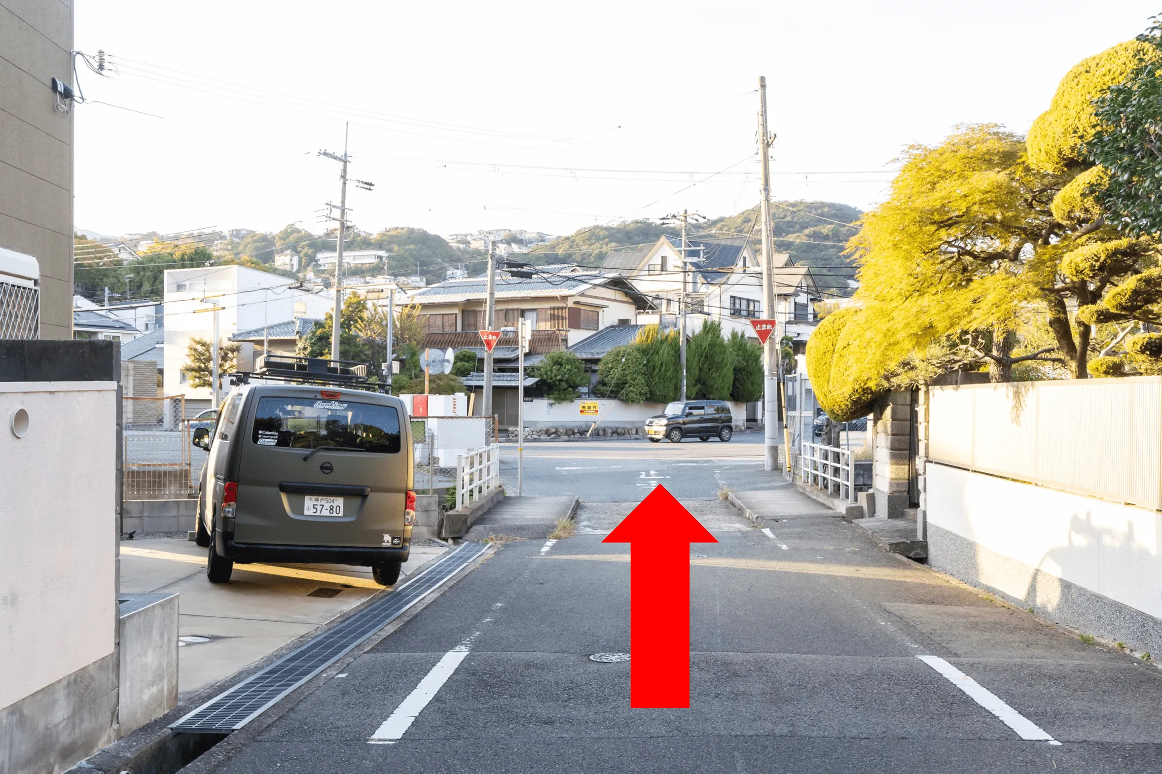 ➃曲がると一時停止と自販機が見えてきます