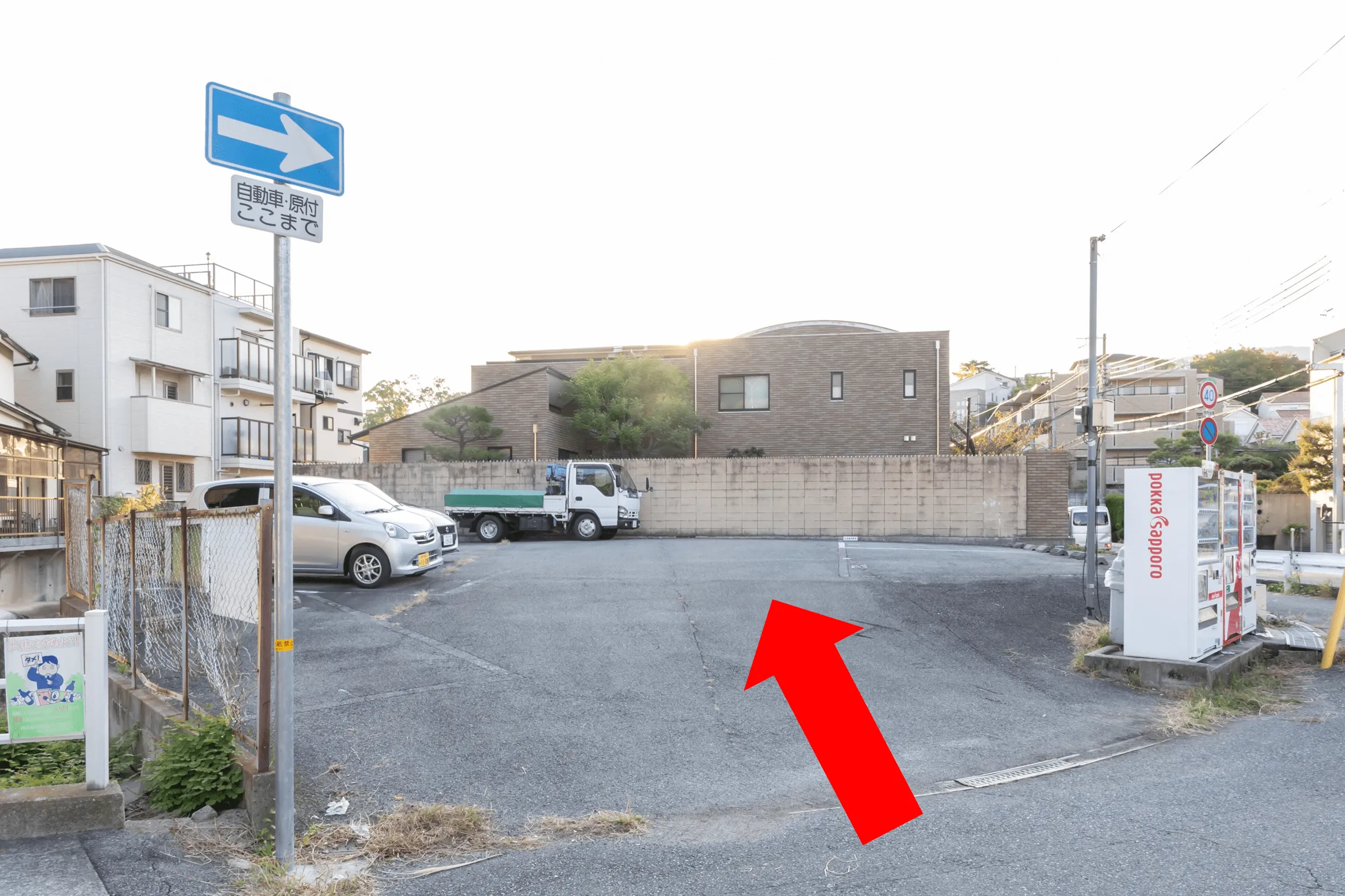 ➄一時停止の手前にある左手の駐車場です