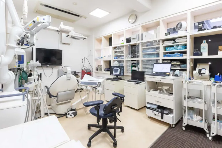 手術室(通常の治療・マイクロスコープを使用した治療などを行います。)